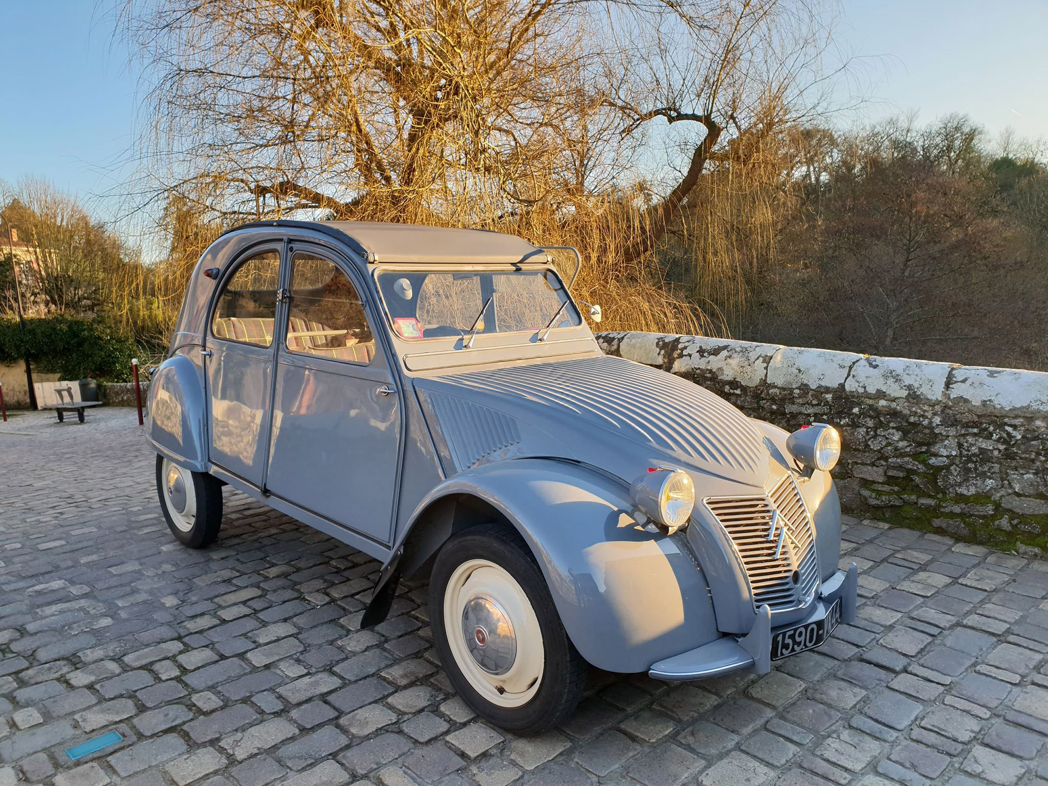 You are currently viewing Promenade en 2CV dans le vignoble