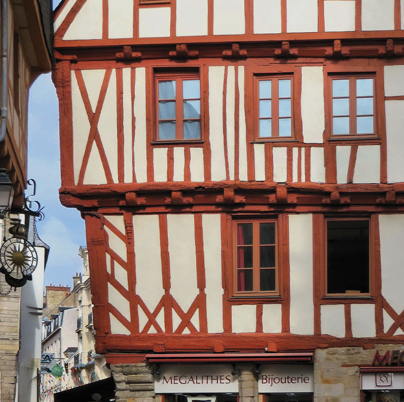 Maison typique à colombages colorés