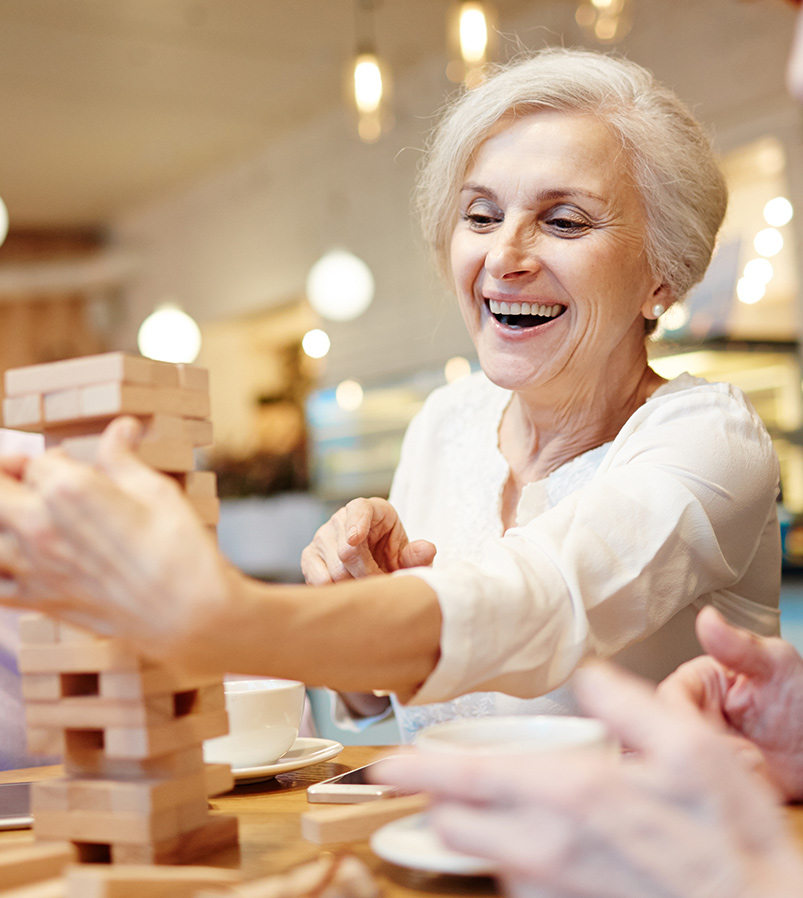 Femme qui s'amuse à un jeu de société